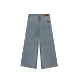 Pantalón de jean con corte ultra baggy, de tiro medio y diseño con costuras decorativas curvas en las piernas. Presenta una silueta amplia y holgada con acabado en denim clásico.