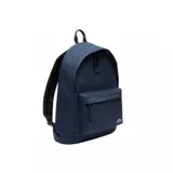 Mochila azul marino de poliéster con compartimento principal con cierre, bolsillo frontal con cierre y logo de Lacoste bordado en verde.