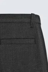 Pantalón cargo de corte recto confeccionado en tejido elástico, con bolsillos laterales tipo plastrón con solapa, bolsillos frontales y cierre de cremallera con botón.
