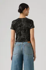 Remera crop de corte ajustado con estampado gráfico integral de estilo vintage con logotipos y tipografía de la marca Levi's en tonos negros y grises.