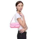 Bolso de hombro Marc Jacobs modelo The Clover, confeccionado en piel suave color rosa. Presenta una silueta redondeada con ribetes ornamentales, cierre magnético y el sello J Marc en el frente. Incluye correa de piel extraíble y correa de cadena.