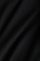 Top de manga larga confeccionado en punto suave, con escote bote y diseño entallado. Presenta un detalle de espalda drapeada con escote pronunciado y frunces laterales que aportan textura y movimiento a la prenda.