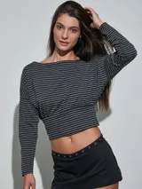 Remera manga larga crop de rayas horizontales en tonos gris y negro, con escote bote y cintura fruncida con elástico.