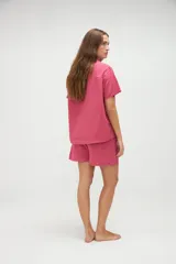 Short rosado de algodón con diseño a rayas verticales y cintura elástica, con etiqueta frontal de la marca Aire.