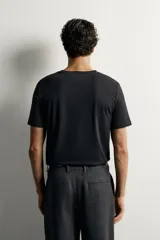 Camiseta slim fit de manga corta y cuello redondo en color gris.