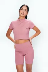 Remera deportiva corta color rosa, con cuello alto y mangas cortas.