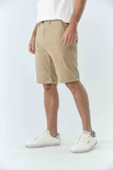 Bermuda tipo chino de gabardina, con diseño de cinco bolsillos, cierre de cremallera y botón, y detalle de botamanga.