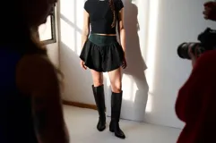 Short negro de tiro alto con cintura ancha y detalle de logo en el centro.