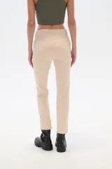 Pantalon jean de corte recto y tiro alto, color blanco, con ruedo deshilachado.