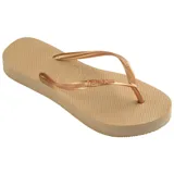 Sandalias de dedo Havaianas modelo Slim, color fucsia, con tiras finas y suela de goma con textura antideslizante de grano de arroz.