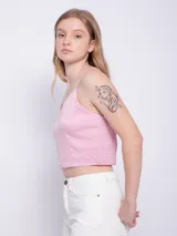 Top corto de satén color rosado, con tirantes finos ajustables y escote en V.