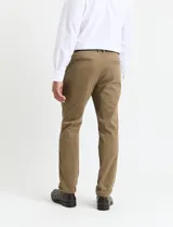 Pantalon de vestir de corte recto color verde militar, con bolsillos laterales inclinados y bolsillos traseros de doble ribete.