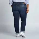 Pantalón de jean azul oscuro, de corte recto, con cinco bolsillos y ruedo doblado.