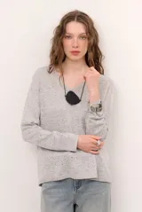 Sweater de punto color grafito, con cuello en V y mangas largas.