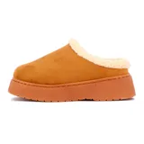 Pantufla tipo zueco de gamuza color camel, con interior forrado en corderito sintético color crema y suela de plataforma plana.