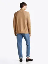 Sweater Tommy Hilfiger color beige de algodón, con cuello perkins, cierre de cremallera, corte regular y logo bordado en el pecho.