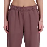 Pantalón de jogging New Balance color marrón con logo estampado en blanco.