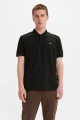 Polo de corte regular, color negro, con cuello clásico, manga corta y cierre frontal de tres botones. Presenta el logo Batwing de Levi's bordado en pequeño tamaño sobre el pecho.