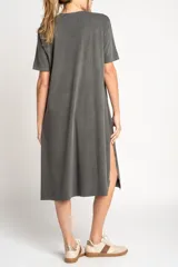 Vestido midi de algodón color gris oscuro, con cuello redondo, mangas cortas y corte recto con aberturas laterales en el ruedo.
