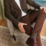 Pantalón de gabardina azul marino, diseño chino sport de corte recto, con bolsillos laterales y traseros, cierre frontal con botón y cremallera.