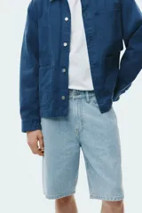 Bermuda de cinco bolsillos en denim de algodón grueso, con cintura estándar, cierre y botón, de corte relajado.