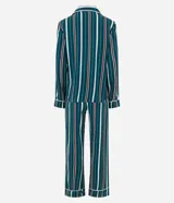 Pijama de dos piezas estilo americano confeccionado en viscosa. Incluye una camisa de mangas largas con cuello solapa, cierre frontal con botones y detalle de vivo contrastante, junto con un pantalón de cintura elástica. Presenta un diseño estampado a rayas verticales en tonos verde, blanco y bordó.
