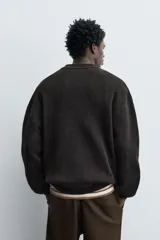 Polo de punto tejido en algodón con efecto lavado, de corte relajado, cuello solapa con cierre frontal de botones, manga larga y acabados en rib.