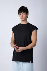 Musculosa de corte holgado con cuello redondo y sisas amplias, confeccionada en algodón de color negro.