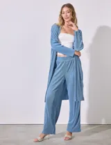Conjunto de cardigan largo y pantalón palazzo plisado color celeste.