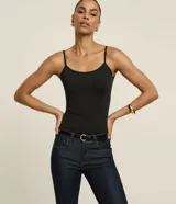 Musculosa básica Cortelle en color beige, con escote redondo y tirantes finos, confeccionada en poliamida con elastano.