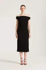 Vestido midi negro con escote off-shoulder y drapeado en la cintura.