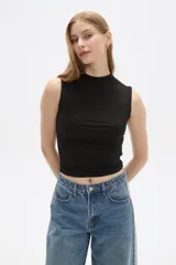 Top cropped negro de algodón, con cuello alto y diseño ajustado al cuerpo con frunces laterales.