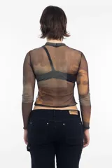 Remera de malla transparente con cuello alto y mangas largas, con estampado de la Mona Lisa.