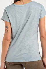 Remera marrón de algodón peinado flame, con escote en V, mangas cortas y diseño bordado de flores en tono sobre tono.