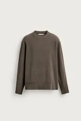 Sweater relaxed fit de punto tejido en hilatura con textura, cuello redondo y manga larga, con acabados en rib.