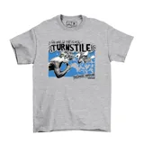 Remera gris jaspeado con estampa gráfica frontal de la banda Turnstile, que incluye texto y una ilustración de un cantante y una persona saltando.