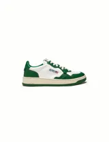 Championes Autry modelo Medalist, de diseño inspirado en el tenis de los años 80. Confeccionados en cuero bicolor blanco y verde, presentan suela de caucho natural con dibujo verde y detalle de logo con bandera estadounidense en el lateral.
