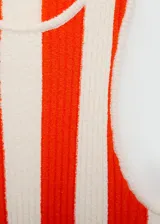 Vestido corto de punto acanalado con diseño de rayas verticales en color naranja y blanco, cuello redondo y tirantes anchos.