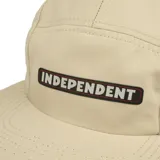 Gorro tipo 5-panel color beige con textura cuadriculada y parche frontal con el logo de Independent en letras blancas sobre fondo negro.