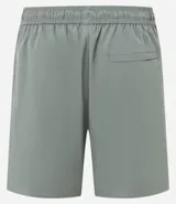 Bermuda deportiva masculina de corte holgado, color negro, con cintura elástica y cordón ajustable. Presenta un diseño minimalista con bolsillo trasero.