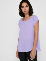 Camiseta básica negra de manga corta, con cuello redondo y diseño de espalda más larga.