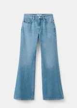 Pantalón de mezclilla de tiro medio con diseño acampanado estilo flare, trabillas para cinturón y clásico diseño de cinco bolsillos con cierre frontal de botón y cremallera.