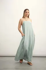 Vestido largo azul marino con breteles finos blancos, corte recto y bolsillos laterales.