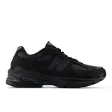 Championes New Balance modelo 2010 (U20109UZ) de diseño unisex en color negro. Confeccionados con una combinación de malla, gamuza y nubuck, cuentan con tecnología ABZORB en la entresuela para mayor amortiguación y absorción de impactos. Presentan el icónico logo 'N' moldeado en los laterales y detalles reflectantes.
