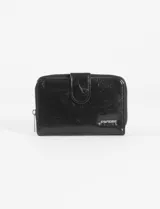 Billetera plegable de cuero vegano color negro con textura arrugada, cierre perimetral y solapa con broche.