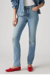 Pantalón de jean celeste de corte recto, tiro alto y calce ajustado.