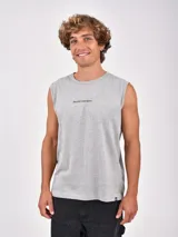 Musculosa sin mangas color gris melange, con cuello redondo y texto estampado en el pecho.