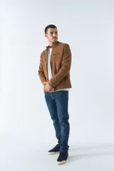Campera marrón de gamuza para hombre, con cuello mao, cierre frontal con cremallera, bolsillos laterales con cierre y puños con botón.
