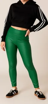 Calzas largas de simil cuero color verde, tiro alto y calce ajustado.