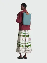 Mochila Longchamp de la línea Le Pliage Original, confeccionada en lona resistente con solapa y correas de cuero vacuno. Presenta un diseño minimalista y funcional con cierre de cremallera y botón a presión.